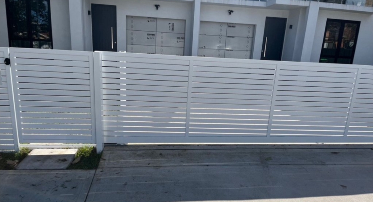 工厂直销安装制作 各式纱门纱窗 防盗门窗 围墙围栏 自动化大门等0405465689